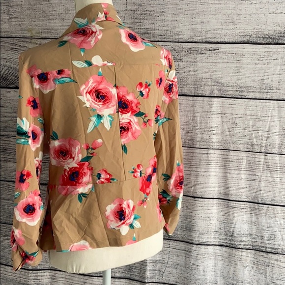 Beautiful blazer🌸 BOGO FREE - Picture 2 of 2